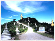 座落於台灣山區中的佛教寺院，山明水秀且寂靜。